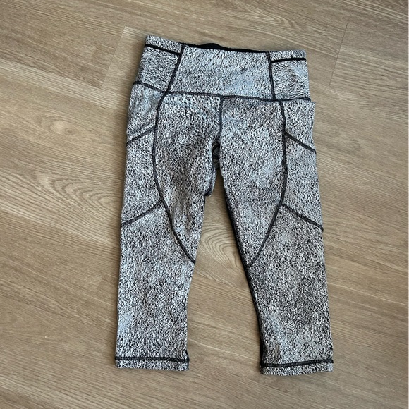 Lululemon Grey Crop Leggings with Pocket size 4 - Picture 2 of 2